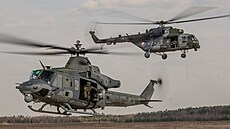 Víceú�elové vrtulníky UH-1Y Venom (vp�edu) a Mi-17� na misi v Polsku (9. �ervna...