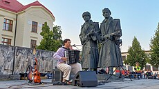 Památník osvobození slou�í jako improvizované pódium festivalu Vala�ské zá�ení,...