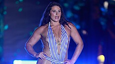 Práv� pruhované plavky, které Ilona Maherová oblékla na p�ehlídce magazínu...