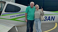 Zp�va�ka Helena Vondrá�ková s Martinem Michalem prodávají své letadlo. (�erven...
