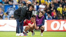 Dánský obránce Joakim Maehle po kolapsu Christiana Eriksena v utkání s...