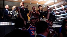 Americký prezident Donald Trump tleská p�ed t�etím finále NBA v Madison Square...
