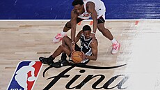 O. G. Anunoby (v bílém) z New York Knicks a De'Aaron Fox ze San Antonio Spurs...
