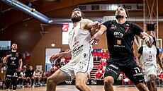 Kamil �vrdlík (vlevo) z Pardubic a Marcus Santos-Silva z Nymburka bojují o...