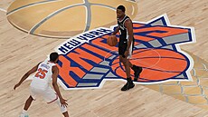 Mikal Bridges (vlevo) z New York Knicks brání ve finále NBA proti San Antonio...