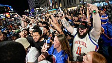 Fanou�ci New York Knicks blokují 8. Avenue u Madison Square Garden po t�etím...