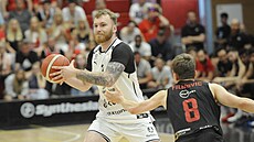 Michal Svojanovský z Pardubic u mí�e v zápase s Nymburkem, brání ho Goran...