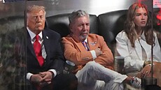 Americký prezident Donald Trump sleduje t�etí finále NBA, po jeho boku sedí...