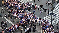Fanou�ci New York Knicks tvo�í dlouhé fronty. Sou�ást bezpe�nostních opat�ení v...