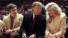 Kdy� je�t� nebyl prezidentem. Donald Trump na zápase New York Knicks v roce...