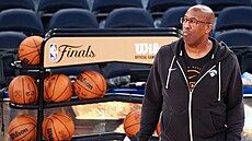 Mike Brown, kou� New York Knicks, na tréninku p�ed t�etím finále NBA