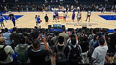 Hrá�i New York Knicks na tréninku p�ed t�etím finále NBA. I tato událost...