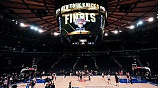 Hrá�i New York Knicks na tréninku v Madison Square Garden p�ed t�etím finále NBA