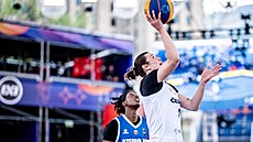 �eská basketbalistka Kate�ina Galí�ková zakon�uje v zápase MS 3x3 na...