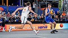 �eský basketbalista �t�pán Borovka u mí�e na MS ve 3x3 v zápase s Nizozemskem