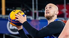 �eský basketbalista Luká� Stegbauer na MS ve 3x3 v zápase s Nizozemskem.
