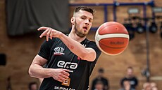 Ond�ej Sehnal z Nymburka p�ihrává.