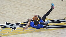 Jalen Brunson z New York Knicks skon�il na zádech b�hem druhého finále NBA.