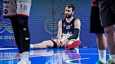 David Jelínek z Brna sedí zklaman� na palubovce.