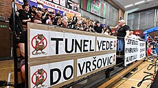 Nymbur�tí basketbaloví fanou�ci protestují b�hem finále proti spojení s...
