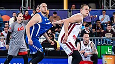 �eský basketbalista Luká� Stegbauer (vlevo) faulovaný v zápase s Loty�skem na...