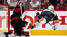Tomá� Hertl (Vegas) plachtí vzduchem po kontaktu s gólmanem Frederikem...