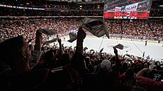 Fanou�ci Caroliny mávají ru�níky b�hem úvodního finále play off proti Vegas.