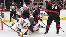 Tomá� Hertl (Vegas) padá po srá�ce s gólmanem Frederikem Andersenem (Carolina).