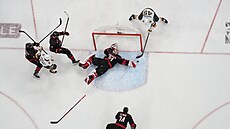 Carolinský gólman Frederik Andersen se roztahuje ve svém brankovi�ti ve druhém...