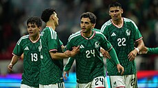 Mexi�tí fotbalisté se radují z páté branky v p�ípravném utkání proti Srbsku.