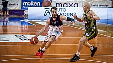 Brn�nský David Jelínek (s mí�em) nají�dí na ko� Opavy. Brání ho Isaiah Gray.