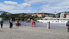 Cvi�ení záchranných slo�ek na Vltav� v centru Prahy simulovalo srá�ku dvou...