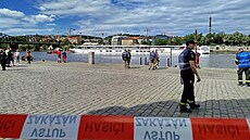 Cvi�ení záchranných slo�ek na Vltav� v centru Prahy simulovalo srá�ku dvou...