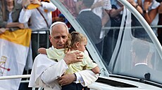 Pape� Lev XIV. zdraví v��ící p�i p�íjezdu v papamobilu na modlitební vigilii na...