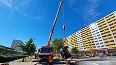 Auto skon�ilo na boku vedle fontány na hradecké Bene�ov� t�íd�. (6. �ervna 2026)