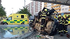 Auto skon�ilo na boku vedle fontány na hradecké Bene�ov� t�íd�. (6. �ervna 2026)