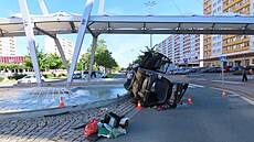 Auto skon�ilo na boku vedle fontány na hradecké Bene�ov� t�íd�. (6. �ervna 2026)