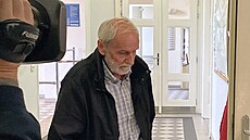 Dvaasedmdesátiletý bývalý d�stojník StB Václav �esák stanul p�ed soudem. (9....