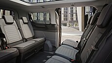 Mobilní lounge na kolech. Ford Tourneo Custom Titanium nabízí mo�nost uspo�ádat...