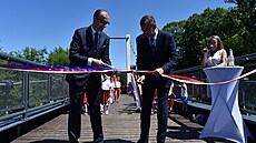 Starostové Karviné a Ha�lachu Jan Wolf (vpravo) a Grzegorz Sikorski lávku...