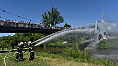 Symbolický vodní most p�es �eku Ol�i vytvo�ili �e�tí a pol�tí hasi�i. (6....