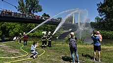 Symbolický vodní most p�es �eku Ol�i vytvo�ili �e�tí a pol�tí hasi�i. (6....