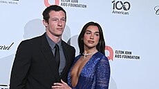 Callum Turner a Dua Lipa v Los Angeles (15. b�ezna 2026)