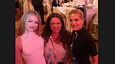 Maturantka Laura Rolins, její teta Jana Hádlová-Rolincová a maminka Dara Rolins...