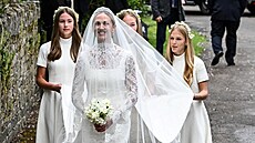 Nev�sta Harriet Sperlingová a její dru�i�ky - dcera Georgina a �enichovy dcery...