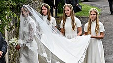 Nev�sta Harriet Sperlingová a její dru�i�ky - dcera Georgina a �enichovy dcery...