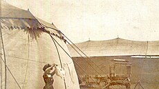 Fotka z vojenského cvi�i�t� v P�erov�, kde se v srpnu 1906 schyluje k velké...
