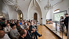 Fotograf Nick Ut v BrnÄ� předal fotografům ceny v soutÄ�ži Report Photo Brno