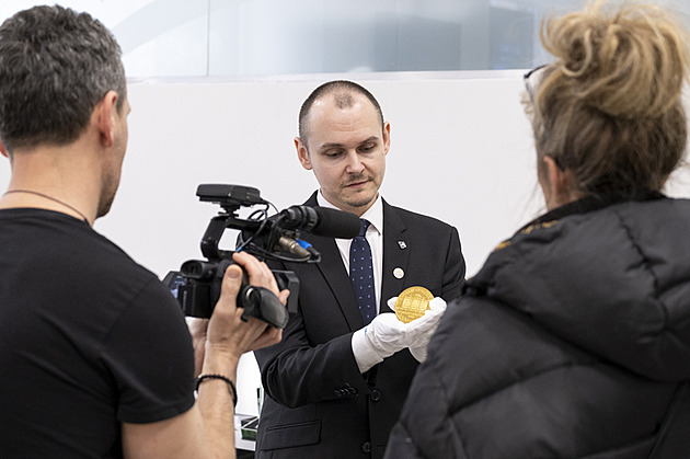 Zlato pod tlakem geopolitiky a inflace. Cena klesla k 4180 dolarům