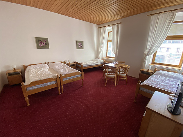 Podnikatel známý ze Zrádců prodává hotel, manželka na videu neotřele láká na koupi